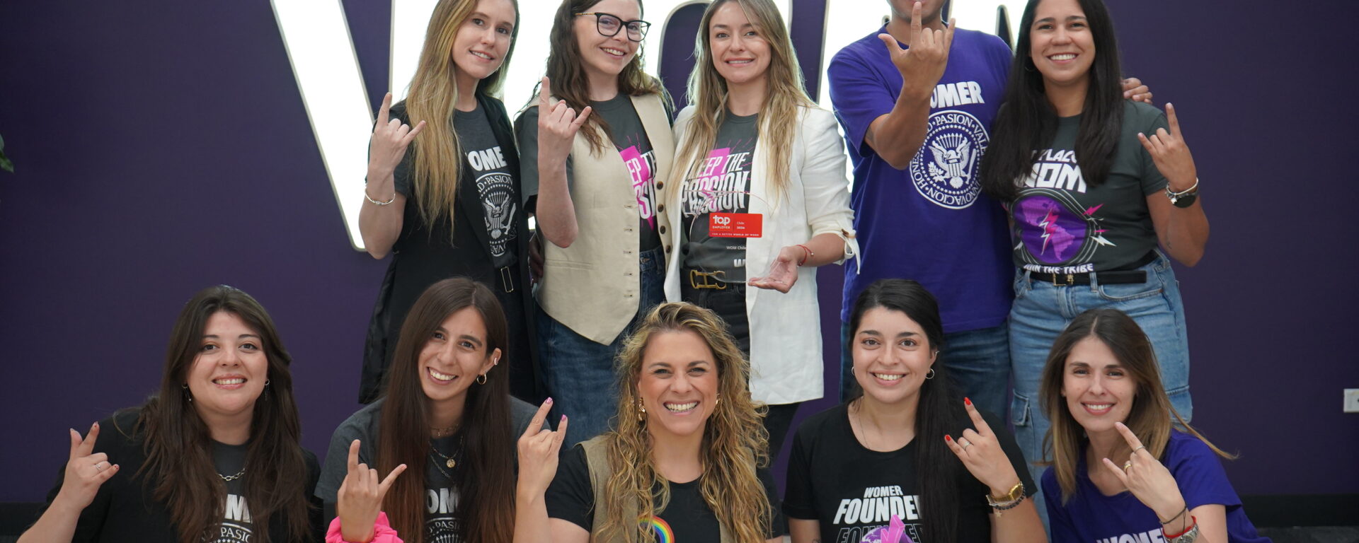 Equipo WOM recibiendo la certificación Top Employer