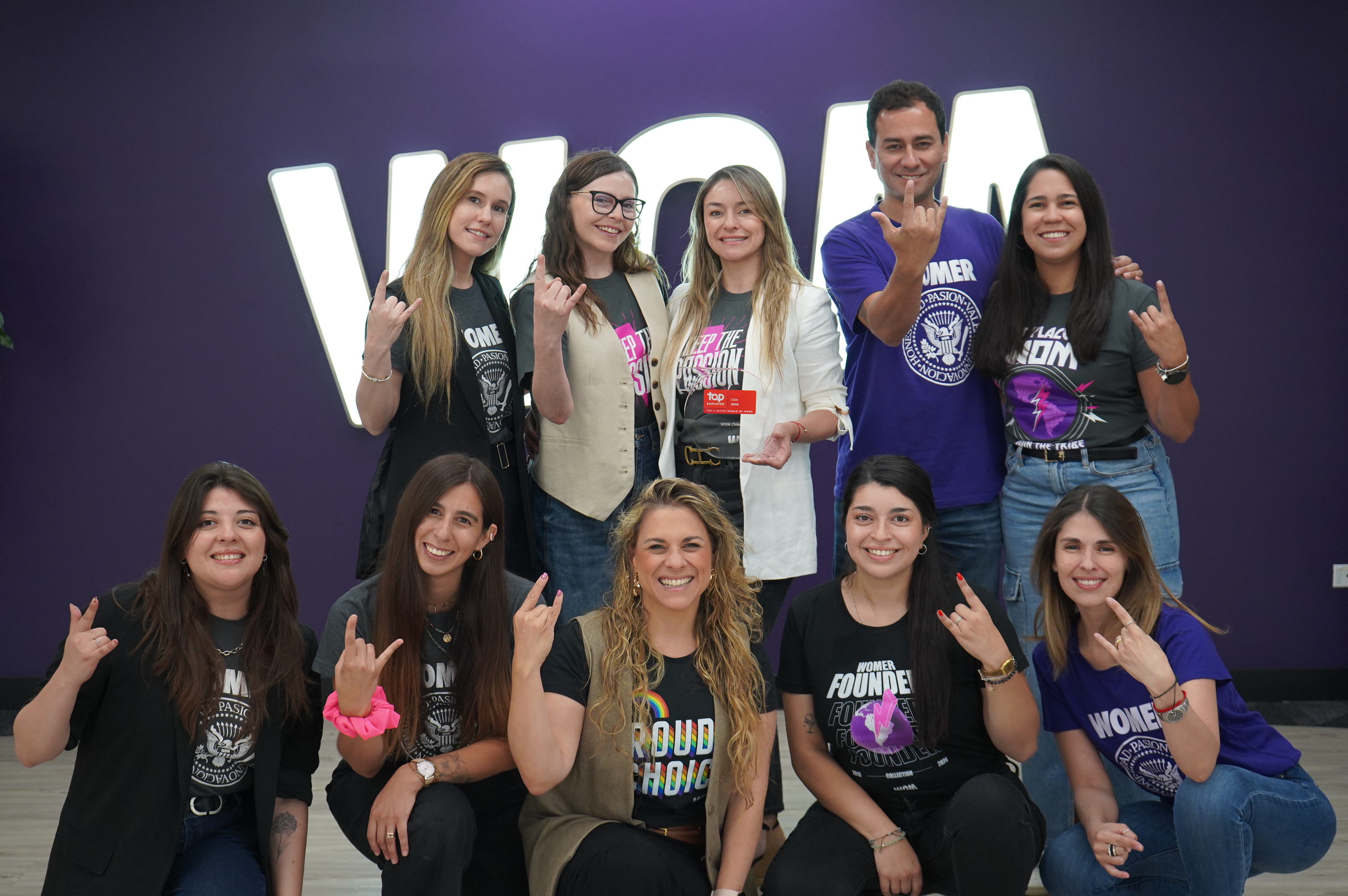 Equipo WOM recibiendo la certificación Top Employer